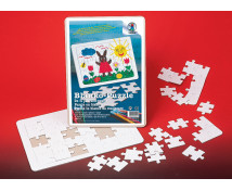 Bílý kartón s vyseknutými tvary puzzle