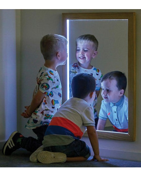 Osvětlené obdélníkové zrcadlo