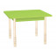 Dřevěné stoly s barevnými deskami