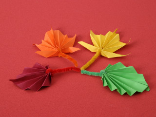 Podzimní listy z papíra