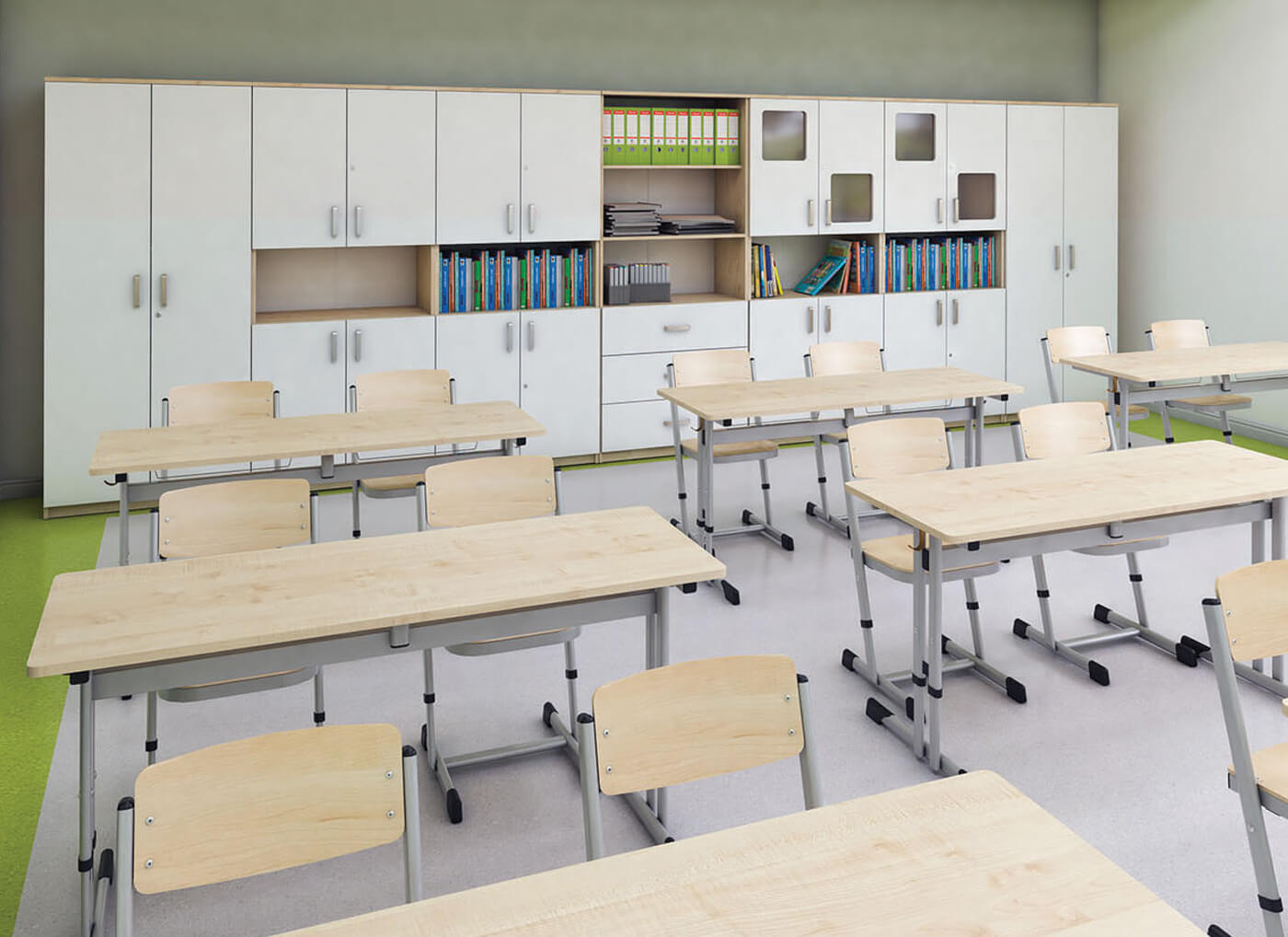 Moderní školní třída s dřevěnými lavicemi, nastavitelnými židlemi a úložnými skříňkami plnými knih a učebních materiálů.